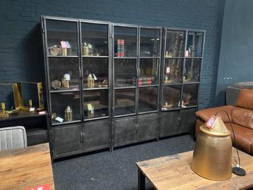 STOCKVERKOOP vitrinekasten en buffetkasten zwart staal hout