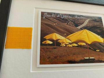 Christo - Handgetekende kunstkaart met stukje stof - The, Antiek en Kunst, Kunst | Tekeningen en Fotografie