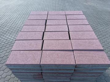 Veiling - 11 M2 Betontegel Rood Met Facet 30x15x8 Cm beschikbaar voor biedingen