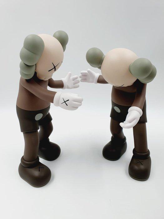 Kaws (1974) - KAWS Along The way Brown 2019, Antiek en Kunst, Kunst | Designobjecten