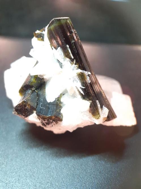 Green cap Tourmaline crystal with Feldspar 80 ct, Collections, Minéraux & Fossiles, Envoi