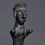 Elamitisch Bronzen vrouwenfiguur, 11,9 cm -17 cm met