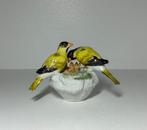 Meissen - Beeldje - Pair of Canaries Feeding their young in, Antiek en Kunst
