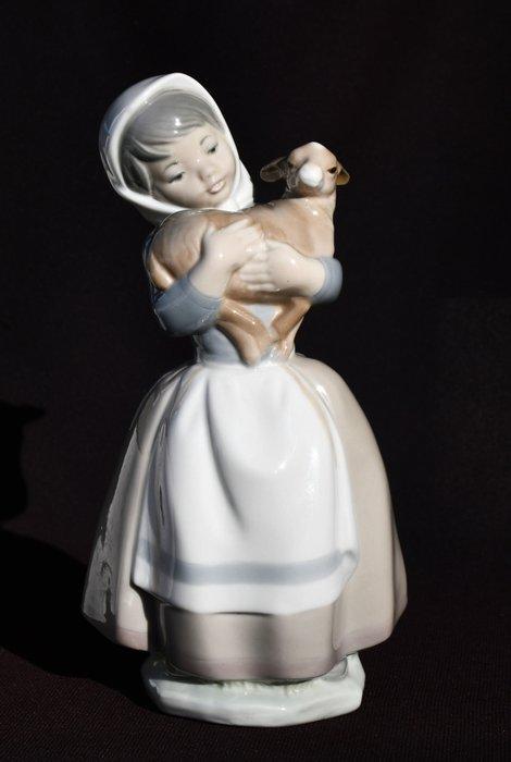 Nao by Lladró - Beeldje - Girl With Lamb (pattern #0120),, Antiek en Kunst, Antiek | Glaswerk en Kristal