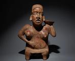 Nayarit, Mexique occidental Terre cuite Figure féminine. 200