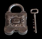Gros cadenas ancien en fer forgé avec clé dorigine - XIXème, Antiek en Kunst, Antiek | Overige Antiek