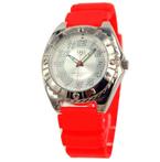 Horloge van Q&Q met een rood rubberen horlogeband