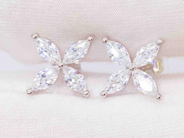 Veiling - Oorknoppen wit marquise, Handtassen en Accessoires, Oorbellen