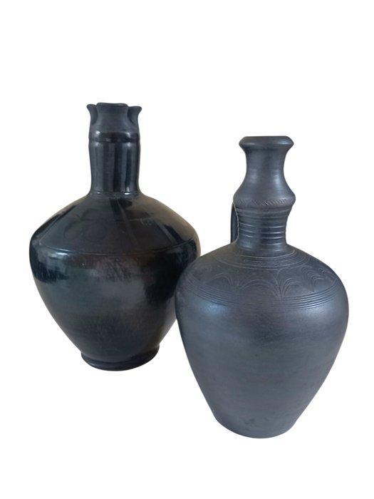 Karaf - Keramiek - Set van 2 Hongaarse volks, Antiek en Kunst, Curiosa en Brocante