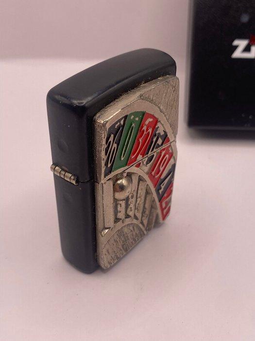 Zippo - ROULETTE CASINO JEUX - EN RELIEF SUR PLAQUE - Zonder, Collections, Articles de fumeurs, Briquets & Boîtes d'allumettes
