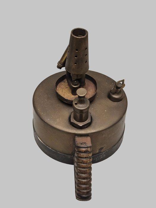 Gustav Barthel - Brander - Gegoten messing - Zeldzame, Antiek en Kunst, Curiosa en Brocante