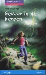 Gevaar in de bergen! / Zoeklicht ** 9789027676702, Boeken, Verzenden, Gelezen, Joke de Jonge