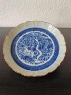 Bloemvormig bord met dennenboom en blauw en wit hert -