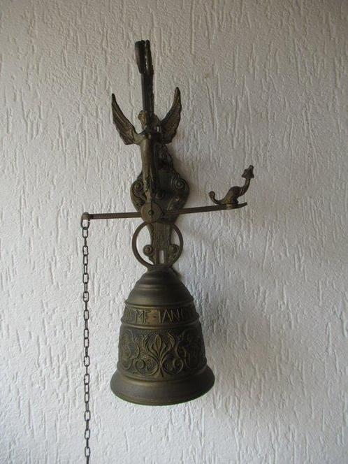 Decoratieve bel - Oude messing kloosterbel met Latijnse, Antiek en Kunst, Antiek | Boeken en Manuscripten