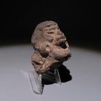 Maya Terracotta Figuur. ca. 600 - 900 n.Chr. 4,1 cm hoogte.