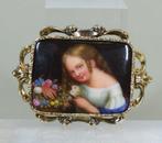 Meisje met bloemen en vlinder - Art Nouveau broche - Broche