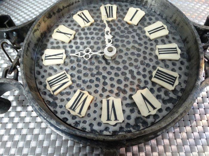 Kaarsenhouder - IJzer - Smeedijzeren klok, Antiquités & Art, Curiosités & Brocante