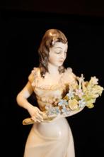 Capodimonte - Figuur - Fanciulla con fiori - Porselein