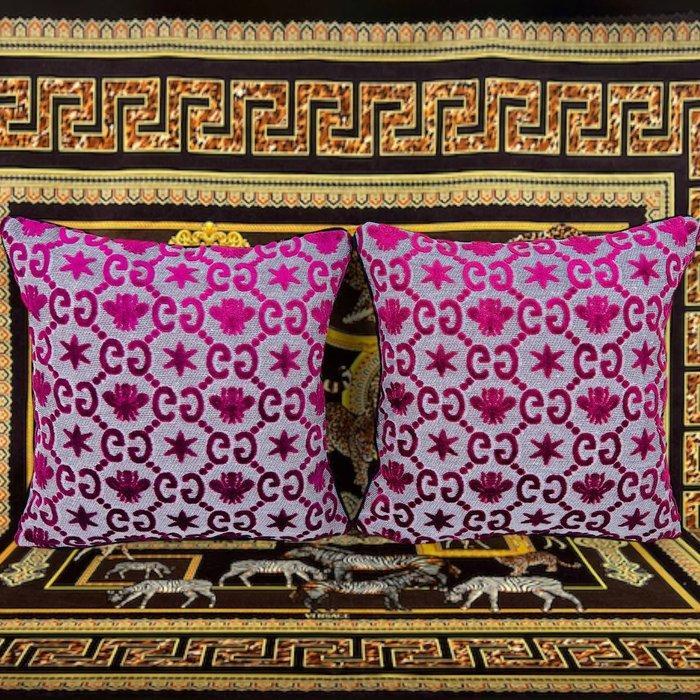 Gucci Nieuwe set van twee - Kussen, Antiek en Kunst, Antiek | Tapijten, Tafelkleden en Textiel