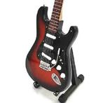 Miniatuur Fender Stratocaster gitaar met gratis standaard, Verzenden, Nieuw, Beeldje, Replica of Model