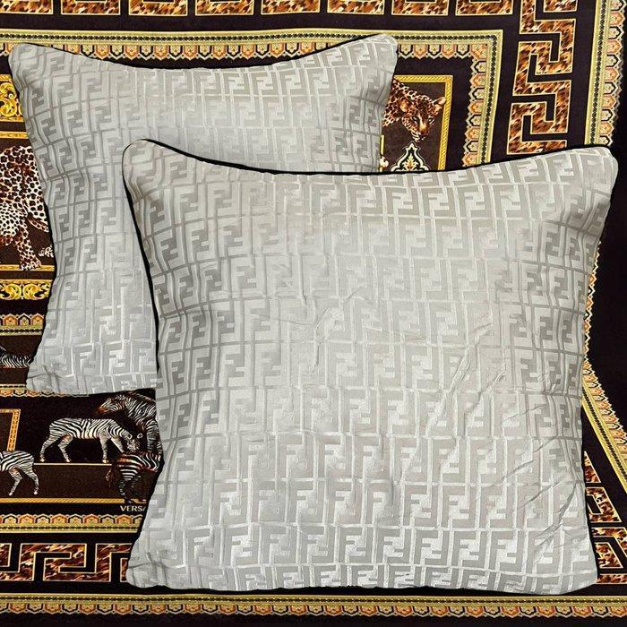 Fendi Casa Nieuwe set van twee - Kussen, Antiquités & Art, Tapis & Textile