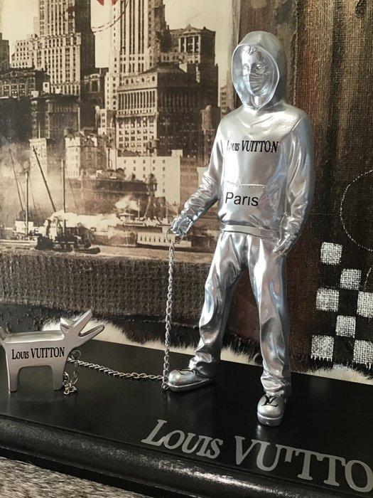 Artheos - Le chien de Burberry en Louis Vuitton, Antiek en Kunst, Kunst | Designobjecten