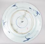 Onderbord - Een MASSIEVE Chinese Imari-landschapscharger -