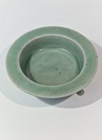 Wierookbrander - Een Chinees celadon ru-ware driepoot,, Antiek en Kunst