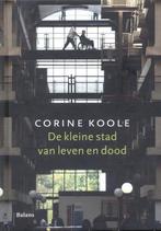 Kleine stad van leven en dood 9789460033773 Corine Koole, Boeken, Verzenden, Zo goed als nieuw, Corine Koole