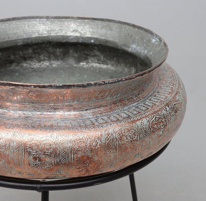 Bak - Vaartuig – Qajar koperen basin (Badiyeh) – fijn met de, Antiek en Kunst, Kunst | Niet-Westerse kunst