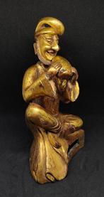Een Chinese verguld bronzen figuur van een buitenlandse