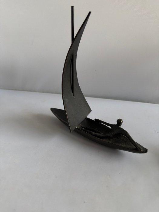 Corry Ammerlaan - Figuur - Zeilboot met figuur - Verbronsd, Antiek en Kunst, Curiosa en Brocante