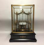 Flying Pendulum Clock - Verbronsd messing uurwerk onder, Antiek en Kunst