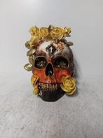 Statue, skull with flowers - 18 cm - polyresine, Antiek en Kunst