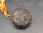 Houten bloem-arabeske houtsnijwerk manju netsuke inro, Antiek en Kunst