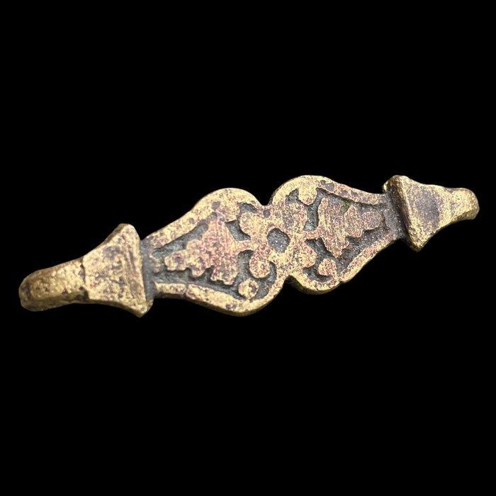 Médiéval alliage de cuivre Rare decorated cloak hook - Rare, Antiquités & Art, Antiquités | Autres Antiquités