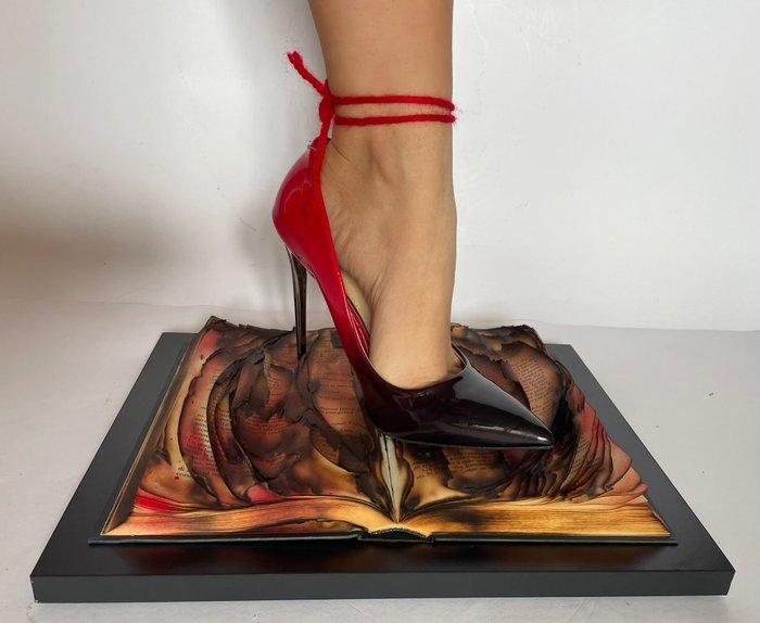 Arianna De Blanck (2003) - BOND - Stiletto on Burning Pages, Antiek en Kunst, Kunst | Designobjecten