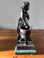 Beeld, Antique sculpture of a laundress – metal alloy with a, Antiek en Kunst