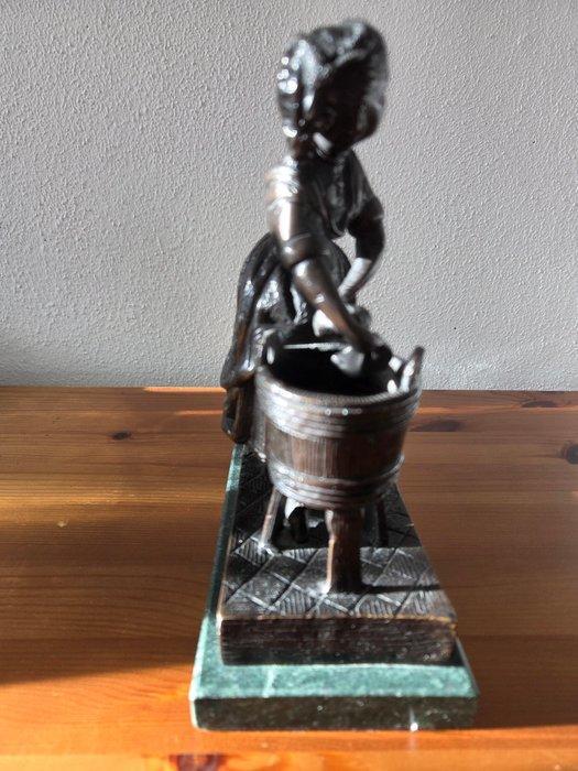 Beeld, Antique sculpture of a laundress – metal alloy with a, Antiek en Kunst, Antiek | Keramiek en Aardewerk