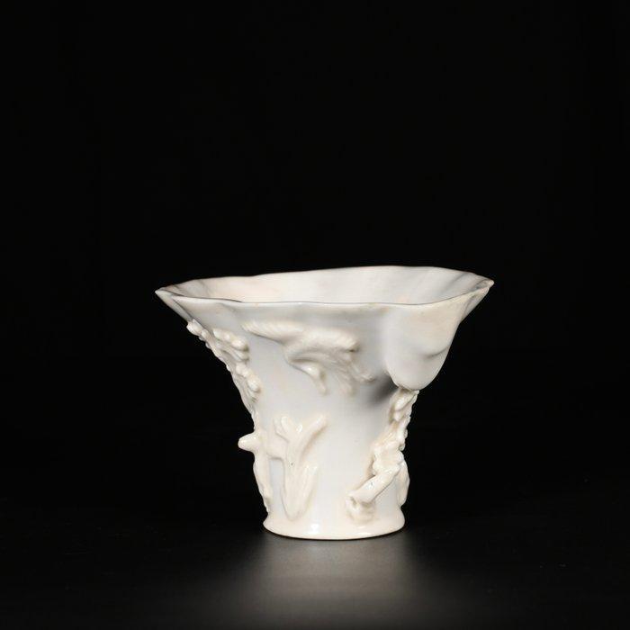 Vase à libations - Coupe libatoire en Blanc de Chine à décor, Antiek en Kunst, Antiek | Overige Antiek