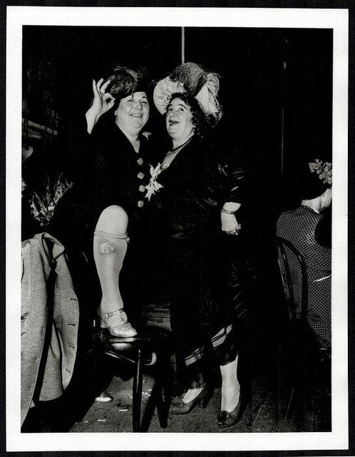 Weegee - Billie Dauscha (left) and Mabel Sidney, two, Antiek en Kunst, Kunst | Designobjecten