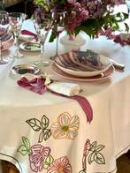 Geborduurde mantel met bloemen en 6 bijpassende servetten,