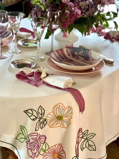 Geborduurde mantel met bloemen en 6 bijpassende servetten,, Antiek en Kunst, Antiek | Tapijten, Tafelkleden en Textiel
