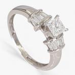 Ring Platina, 0,75 ct diamanten - 0,50 ct centrale diamant -