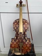 J.Reinhardt - Louis Vuitton Violin - Vintage Brown & Gold, Antiquités & Art, Art | Peinture | Moderne