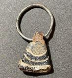 Viking periode Edelsteen Stijlvolle, kleurrijke amulet met