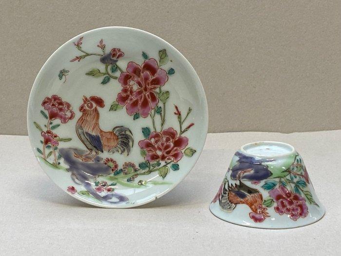Een Chinese famille rose kop en schotel met een haan,, Antiquités & Art, Antiquités | Autres Antiquités