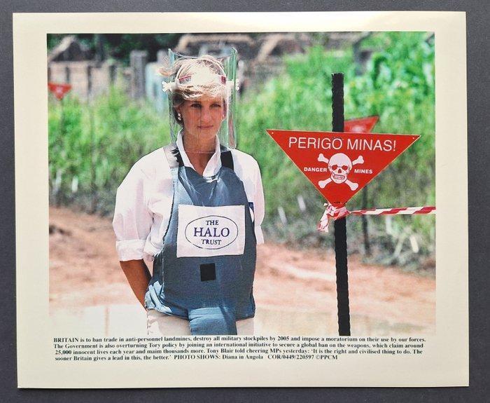 PPCM Photo Press Agency - Lady Diana in Angola, 2005, Antiek en Kunst, Kunst | Designobjecten