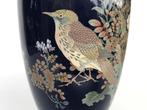Japanse cloisonné emaille vaas met middernachtblauwe
