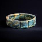 Blauwe tijgeroog. Natuurlijke, onbehandelde steen.